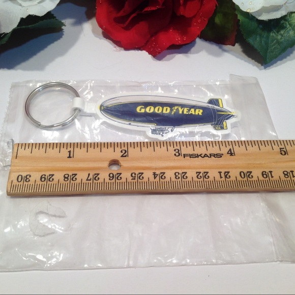 Vintage Keychain Goodyear Blimp - Picture 7 of 7